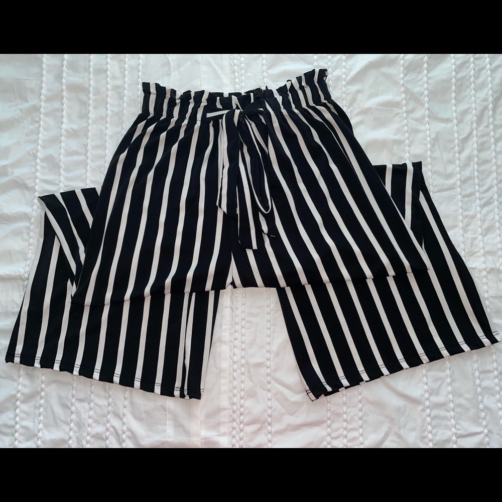 *Never Worn* Black & White Striped WideLeg Cropped Pants